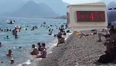 Deniz bile yanıyor! Hava 45, su 32 derece